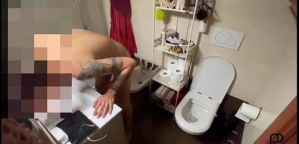  Ragazzo spiato mentre si fa la doccia e si masturba